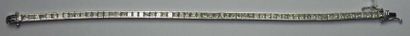 Bracelet ligne en or gris orné de diamants...
