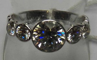 Bague en or gris centrée d'un diamant taille...
