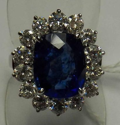 Bague en or gris ornée d'un saphir taille...