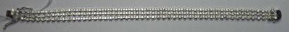 Bracelet en or gris à trois rangs de diamants...