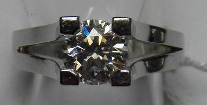 Bague en or gris sertie d'un diamant taille...