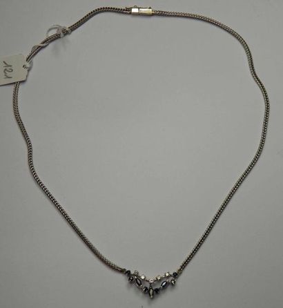 Collier en or gris maille colonne, la partie...