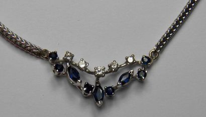 Collier en or gris maille colonne, la partie...