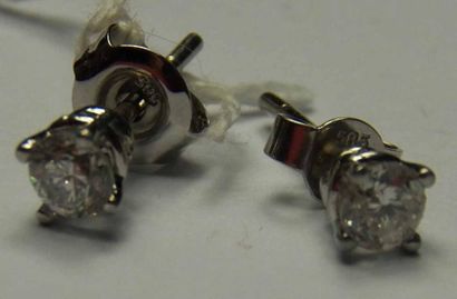 Paire de clous d'oreilles en or gris sertie...