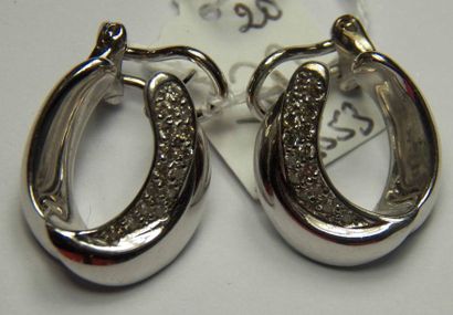 Paire de créoles torsadées en or gris chacune...