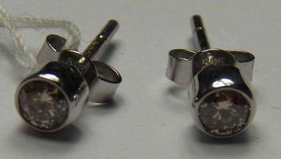 Paire de clous d'oreilles en or gris ornée...