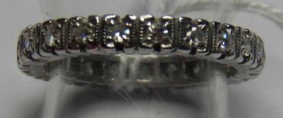 Alliance en platine sertie de diamants taille...