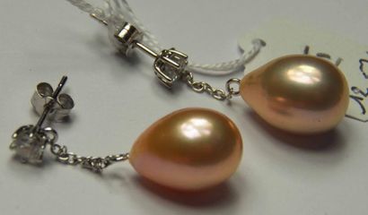Paire de pendants d'oreilles ornés de deux...