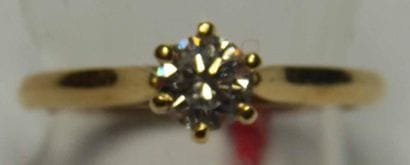 Bague solitaire en or jaune sertie d'un diamant...