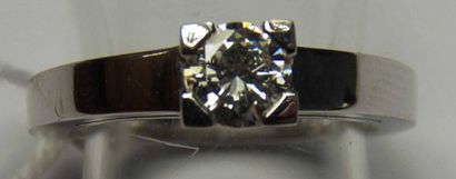 Bague en or gris sertie d'un diamant taille...