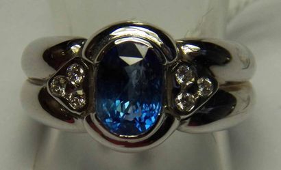 Bague en or gris godronné ornée d'un saphir...