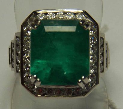 Bague en or gris ornée d'une émeraude rectangulaire...