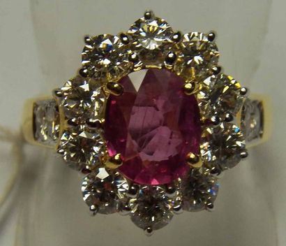 Bague Pompadour en or jaune centrée d'un...