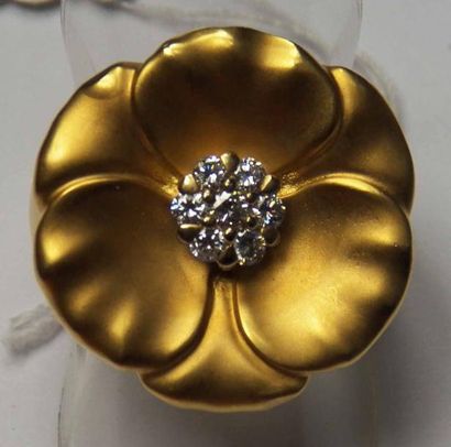 Bague en or jaune, le plateau formant une...