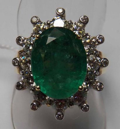 Bague en or jaune centrée d'une émeraude...
