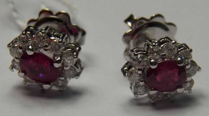 Paire de boucles d'oreilles en or gris centrées...