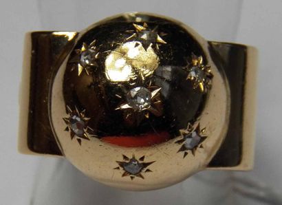 Bague en or jaune, à motif de boule épaulée...