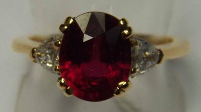 Bague en or jaune ornée d'un rubis ovale...