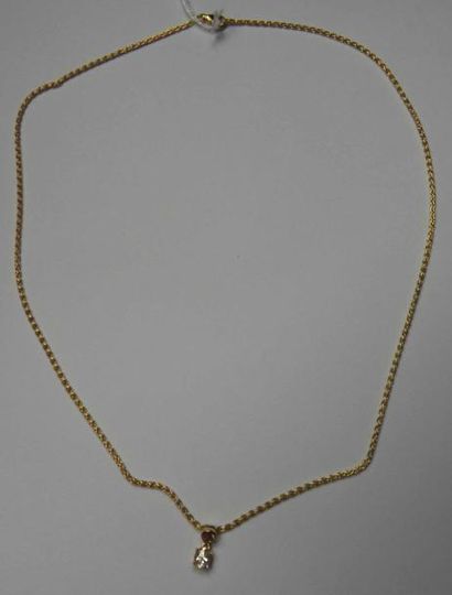 Pendentif en or jaune orné d'un diamant ovale...