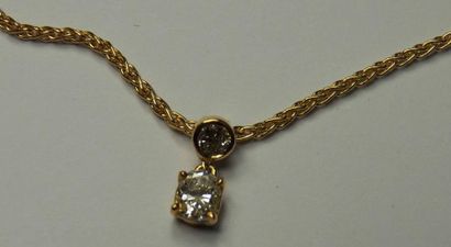 Pendentif en or jaune orné d'un diamant ovale...