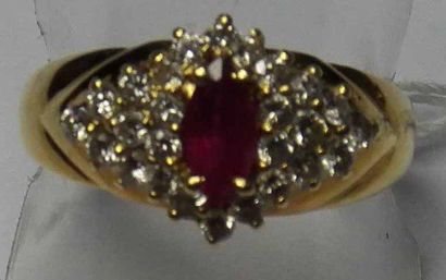 Bague en or jaune sertie d'un rubis dans...