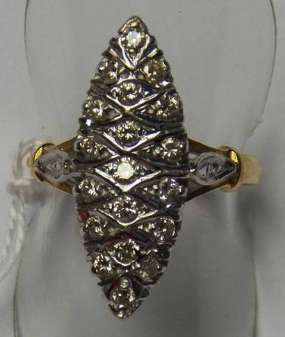 Bague Marquise en or de deux tons pavée de...