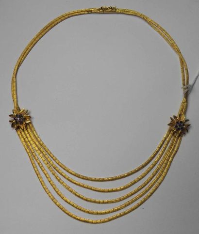 Collier en or jaune amati à cinq rangs de...
