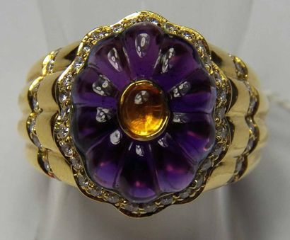 Bague jonc en or jaune godronné centrée d'un...