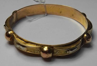 Bracelet rigide en or de trois tons orné...