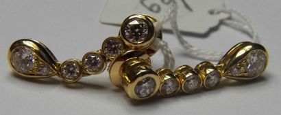 Paire de pendants d'oreilles en or jaune...