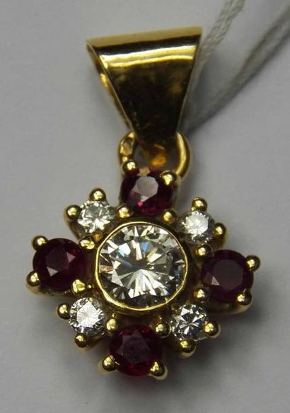 Pendentif en or jaune orné d'un diamant taille...