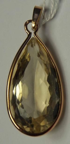 Pendentif orné d'une citrine taillée en poire...