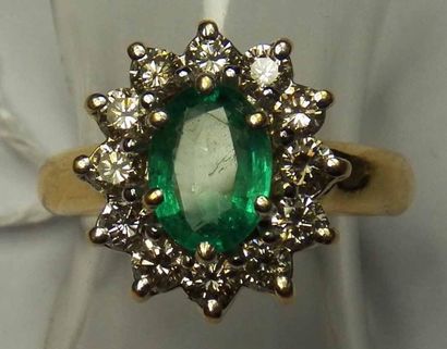 Bague ovale en or jaune ornée d'une émeraude...