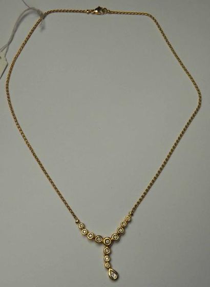 Collier en or jaune agrémenté de diamants...