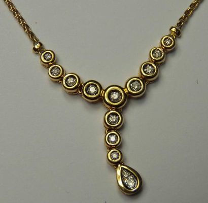 Collier en or jaune agrémenté de diamants...