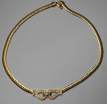 Collier en or jaune maille anglaise, le motif...