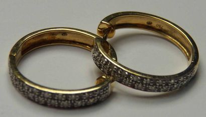Paire de créoles en or jaune pavées de diamants....