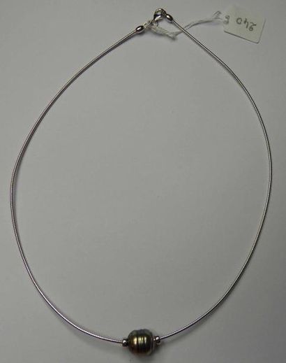 Collier câble en argent agrémenté d'un pendentif...