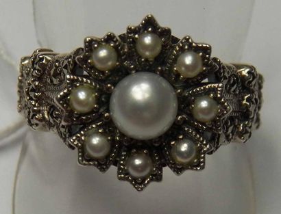 Bague en argent ornée d'une perle entourée...