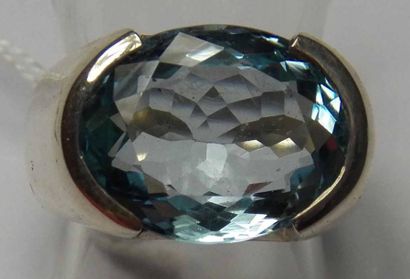 Bague en argent ornée d'une topaze bleue...