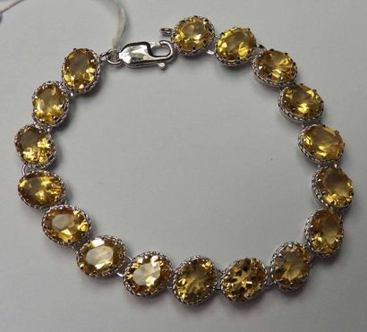 Bracelet en argent ciselé orné de citrines...