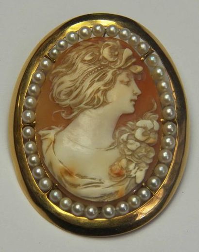 Broche ovale en or jaune ornée d'un camée...