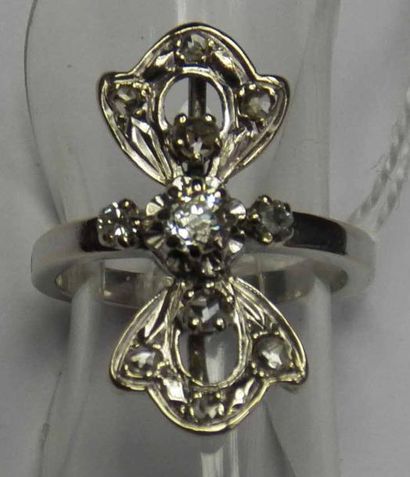 Bague en or gris à motif feuillagé ajouré...