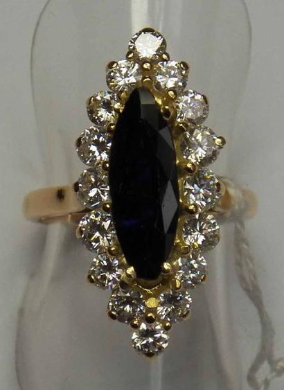 Bague en or jaune sertie d'un saphir navette...