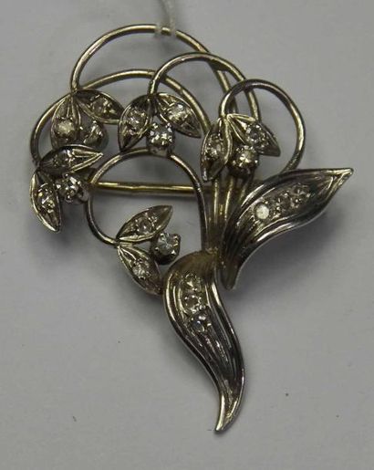 Broche en platine à décor floral serti de...