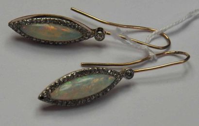 Paire de pendants d'oreilles ornée de deux...