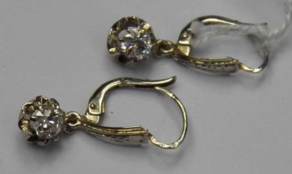 Paire de dormeuses en or gris serties de...