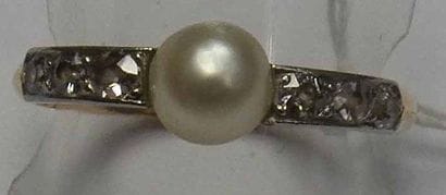 Bague en or jaune et platine centrée d'une...