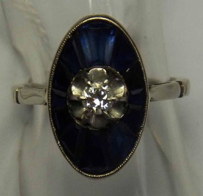 Bague ovale en or gris sertie au centre d'un...