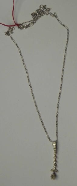 Pendentif en or gris serti d'un diamant taille...